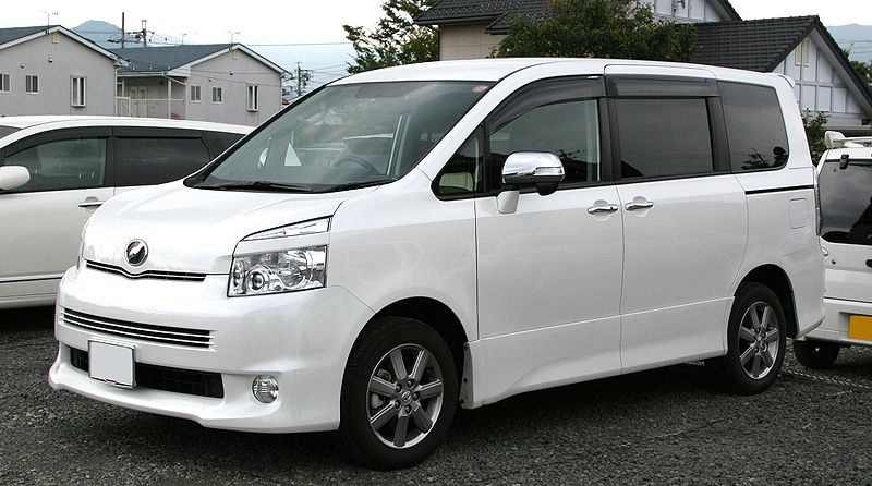 TOYOTA VOXY  (2001 - ..)